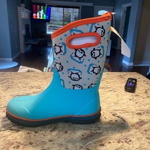 BOGS kids boots. NWT In original box